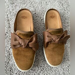 UGG Australia Luci Bow Brown Suede Slip On Women’s Sneaker Mule Clog Shoes Sz6